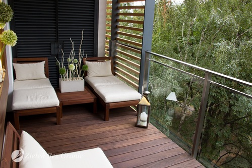 Balkon wykończony drewnem zgodnie z trendem hygge, który sprzyja relaksacji
